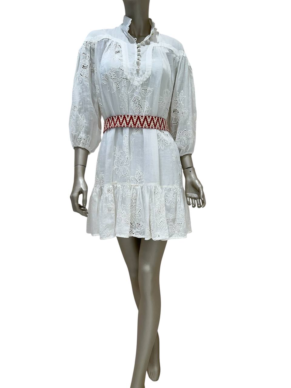 Біла сукня з ажурною вишивкою